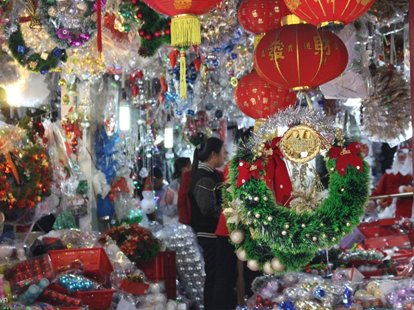 Video: Người Sài Gòn tất bật mua đồ trang trí đón Noel
