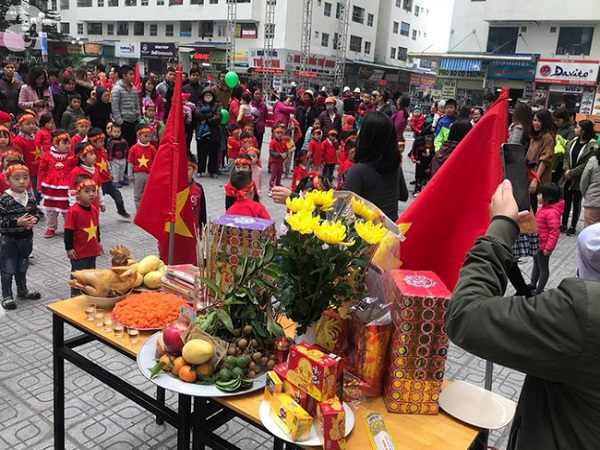 Cư dân HH Linh Đàm mua xôi gấc, gà luộc thắp hương cầu may cho đội tuyển Việt Nam đoạt cup vô địch