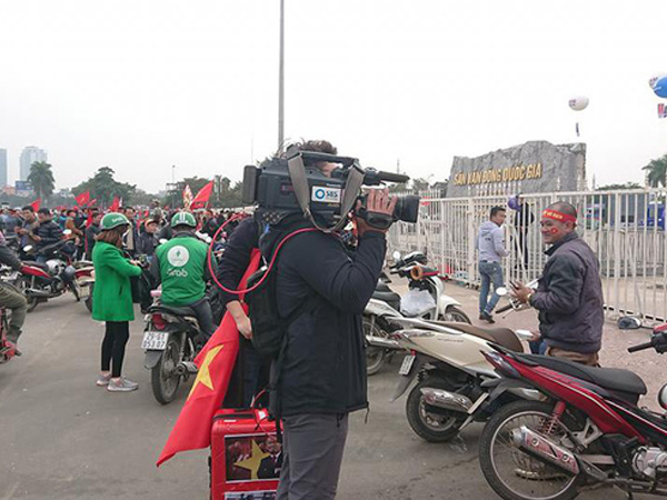 Đài truyền hình SBS Hàn Quốc đến tận Mỹ Đình ghi lại không khí rực lửa của trận chung kết AFF Cup