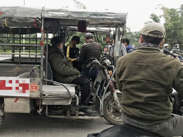 Giao dịch chớp nhoáng giữa người xưng thương binh và dân 'phe vé' ngoài cổng liên đoàn