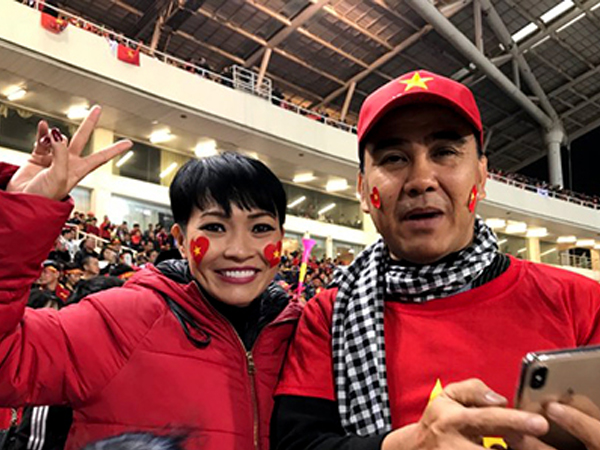 Hàng trăm sao Việt hát, ra sân cổ vũ đội nhà trước chung kết AFF Cup