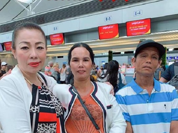 Lần đầu xuất ngoại, bố mẹ H'Hen Niê hồi hộp cổ vũ cho con gái đạt thành tích cao trong chung kết Miss Universe 2018