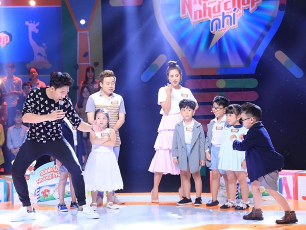 'Nhà có điều kiện' nhưng Trấn Thành liên tục đi... xin đồ của các thí sinh nhí