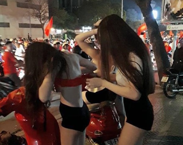 'Nóng trong người' vì những màn hotgirl lột đồ "đi bão" ăn mừng đầy phản cảm