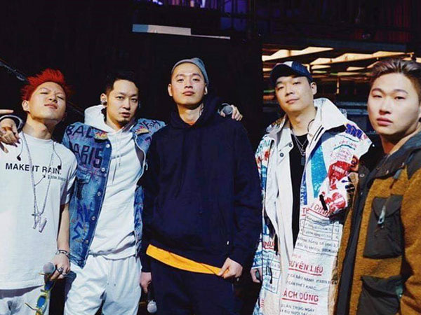 Rapper Hàn diện áo khoác in hình bao bì cám con cò Việt Nam