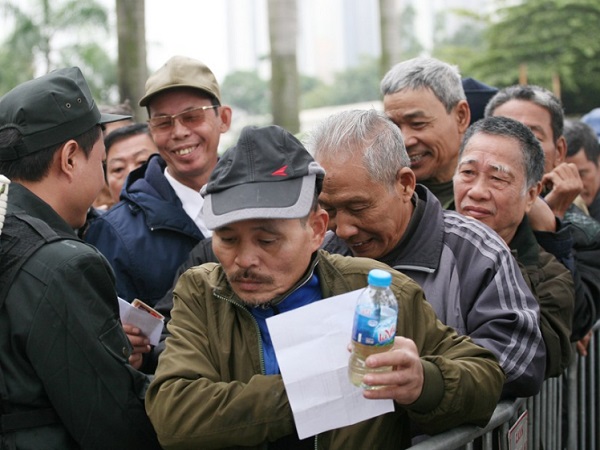 Sau vụ 'đại náo' ở VFF, hàng trăm thương binh xếp hàng ngay ngắn nhận vé trận chung kết