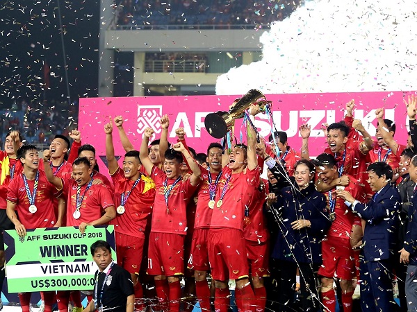 Việt Nam 1-0 Malaysia: Anh Đức vô lê 'nổ tung' Mỹ Đình, ĐTVN lên đỉnh ĐNA sau 10 năm chờ đợi