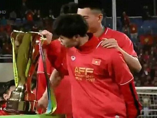 Công Phượng tỉ mỉ kiểm tra cúp vàng AFF Cup 2018 là thật hay giả