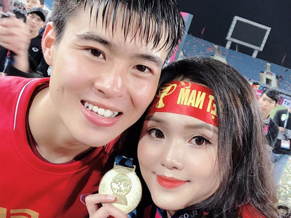 Duy Mạnh, Huy Hùng ôm hôn và tặng huy chương vàng cho bạn gái