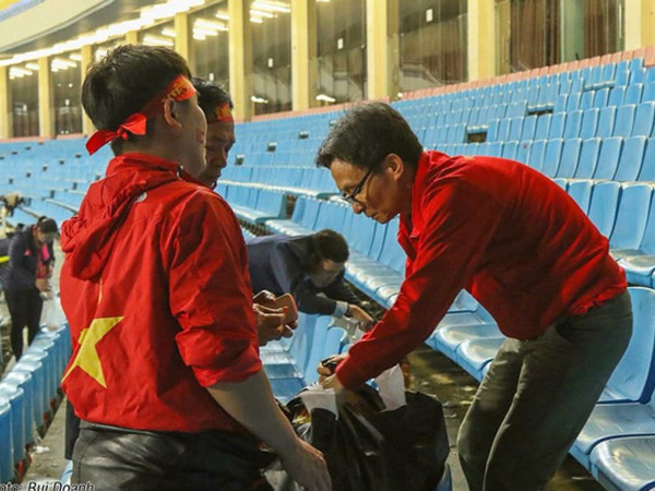 Phó thủ tướng Vũ Đức Đam nán lại cùng một số CĐV dọn rác trên sân Mỹ Đình sau chiến thắng của ĐT Việt Nam
