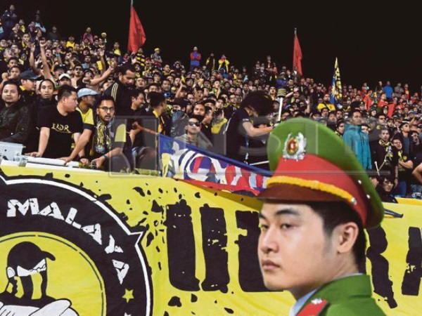 Ultras Malaysia ra tay 'giải cứu' phu nhân HLV Tan Cheng Hoe giữa nhóm CĐV Việt Nam
