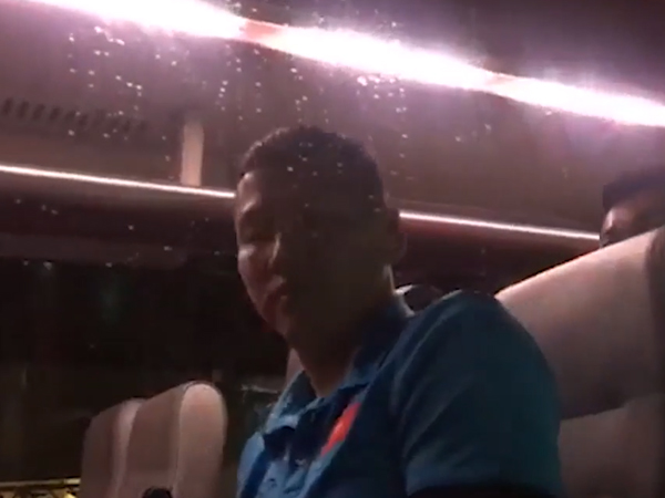 Video: Hàng trăm cổ động viên cuồng nhiệt bám theo xe, hò hét gọi tên từng cầu thủ sau khi tuyển Việt Nam vô địch AFF Cup 2018