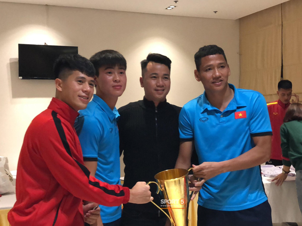 Vô địch, nhưng Tuyển Việt Nam chỉ được nhận bản mini của cúp vàng AFF Cup