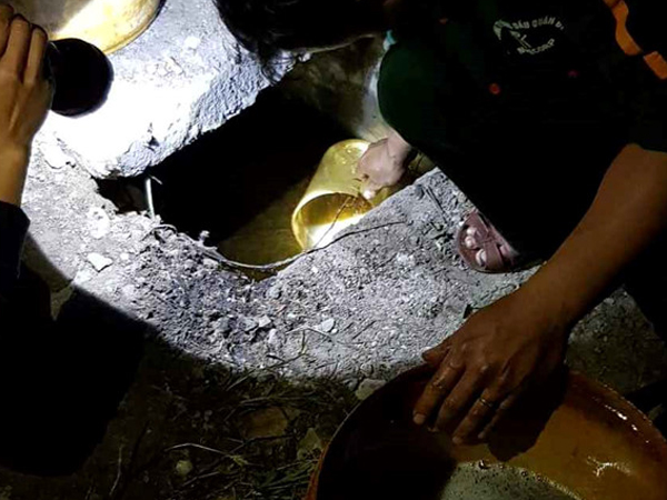 4.000 lít dầu tràn ra đồng, nhiều gia đình phải sơ tán