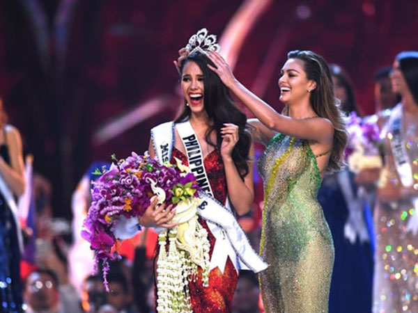 Chúc mừng Tân Hoa hậu Hoàn vũ, Miss World bị 'ném đá' vì từng loại cô và fanpage còn cẩu thả ghi sai thông tin