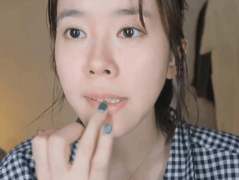 Để có đôi môi 'nhìn là muốn hôn' thì các nàng đừng bỏ qua 3 bước này khi đánh son vào mùa đông