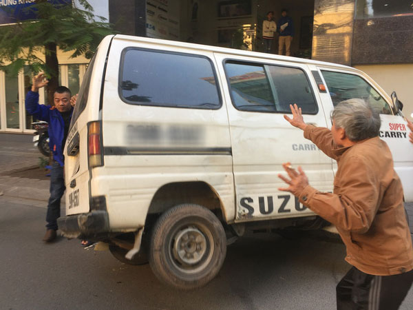 Góc đoàn kết: Người dân cùng nhau 'giải cứu' chiếc ô tô gặp nạn lật ngang trên vỉa hè Hà Nộ