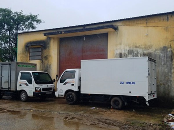 Hàng mì tôm đổ sập đè chết một người