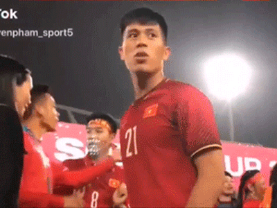 Khoảnh khắc Đình Trọng dáo dác tìm 'anh Dũng' dù chuẩn bị lên nhận cúp khiến cộng đồng mạng dậy sóng