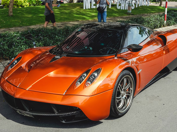 Minh 'nhựa' cho Pagani Huayra tái xuất với màn tăng tốc ấn tượng trên phố
