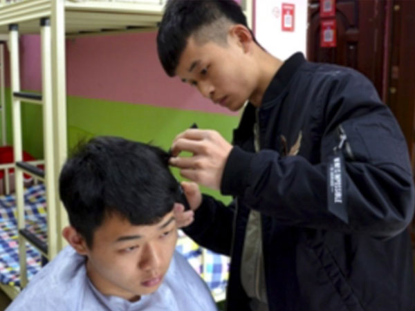 Nam sinh kiếm bộn tiền nhờ mở salon tóc ngay trong ký túc xá dù chỉ lấy khoảng 20 nghìn cho 1 lần cắt
