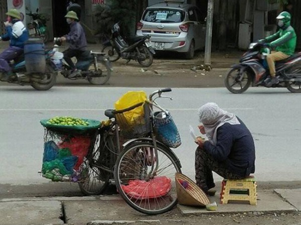 Nhìn người bán hàng rong ăn vội suất cơm hộp bên đường dưới tiết trời 11 độ, bạn nghĩ gì?
