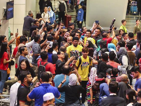 Thất bại trước Việt Nam, đội tuyển Malaysia vẫn được chào đón như những người hùng khi về nước