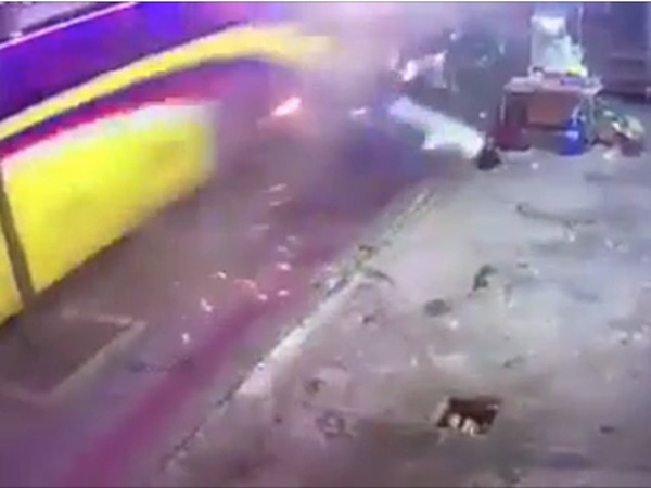 Video: Đang ngồi ngoài vỉa hè, nhóm người bị xe khách hất tung
