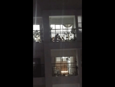 Xôn xao clip bé trai khóc thét khi bị hai người lớn thay nhau vụt tới tấp vào người tại căn hộ chung cư