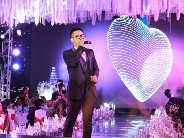 Chú rể Hải Phòng lái ôtô vào hội trường, mời Tuấn Hưng hát đám cưới
