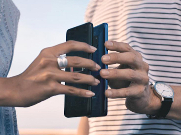 Galaxy S10 gây sốc khi có thể sạc không dây cho điện thoại khác