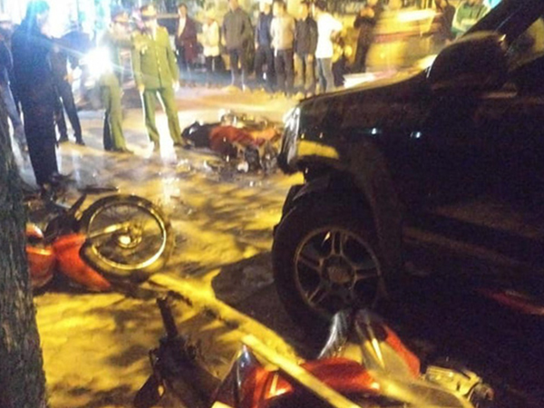 Hà Nội: Nữ tài xế lái Lexus đâm hàng loạt xe máy và ô tô, 1 học sinh bị cuốn vào gầm, 5 người bị thương nhập viện cấp cứu