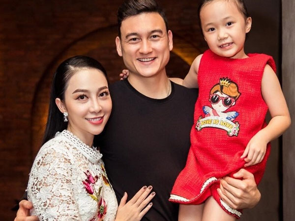 Thủ môn Văn Lâm quây quần bên gia đình sau chiến thắng ở AFF Cup