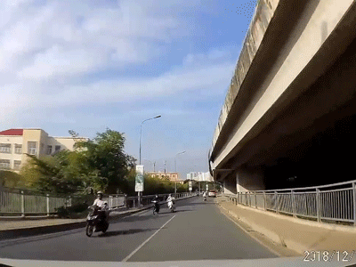 Video: Cướp giật táo tợn khiến người phụ nữ đi xe máy ngã văng nhiều mét giữa đường