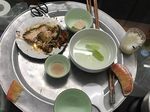 Vừa mệt vừa đói vì đi làm về muộn, dâu trẻ hùng hổ 'đốp chát' hẳn vào mặt nhà chồng vì mâm cơm để lại như đồ thừa
