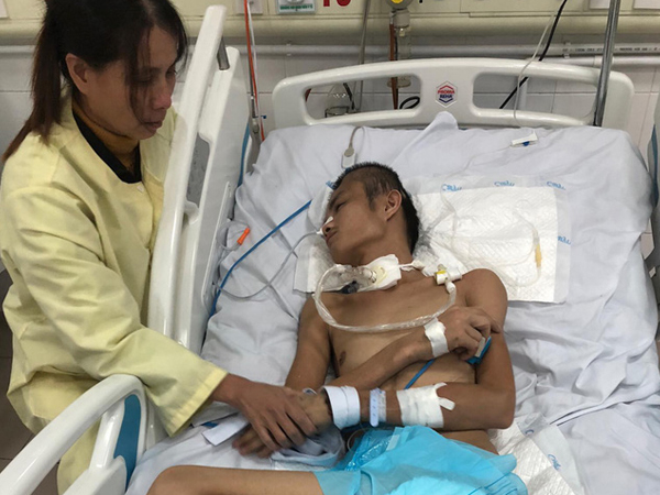 Đường cùng của người vợ ôm con khắp nơi xin tiền lo cứu chữa cho chồng bị chấn thương sọ não sau vụ tai nạn giao thông