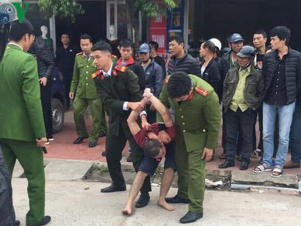 Ngáo đá cố thủ trong tiệm may gần 6 giờ, dùng kéo tự đâm vào bụng