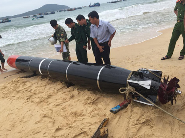 Ngư dân vớt được vật thể lạ có chữ Trung Quốc nghi ngư lôi