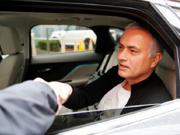 'Người đặc biệt' Jose Mourinho vui vẻ, tươi như hoa sau khi rời Man United cùng khoản tiền đền bù khổng lồ