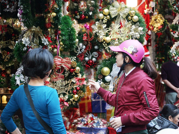 Người dân Hà Nội ùn ùn kéo đến Hàng Mã mua sắm đồ trang trí Noel