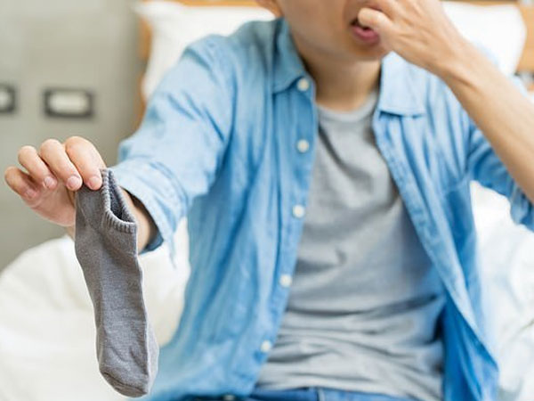 Người đàn ông bị nhiễm trùng phổi nặng vì thường xuyên... ngửi tất thối
