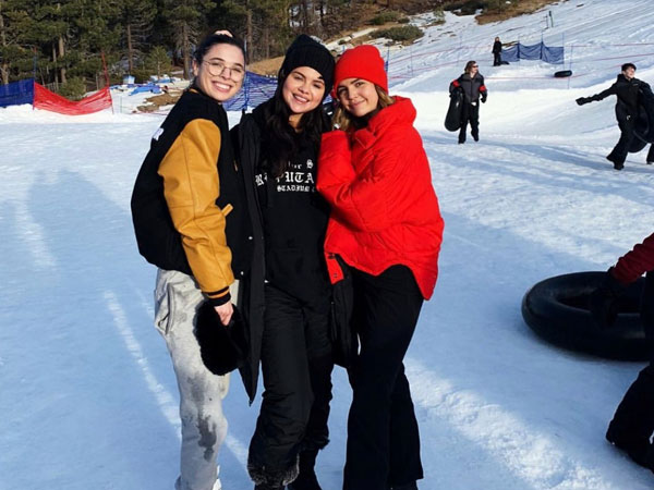 Selena Gomez chính thức lộ diện sau thời gian điều trị tâm thần, còn mặc áo ủng hộ bạn thân Taylor Swift