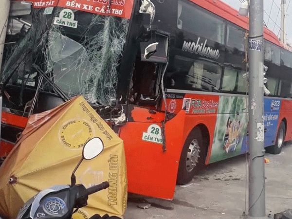 Xe khách Phương Trang nát bươm sau cú tông kinh hoàng