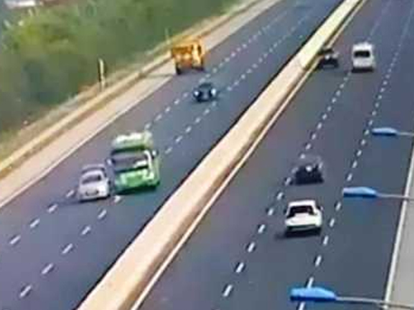 Xe khách suýt đâm ôtô 4 chỗ dừng trên cao tốc Hà Nội - Hải Phòng