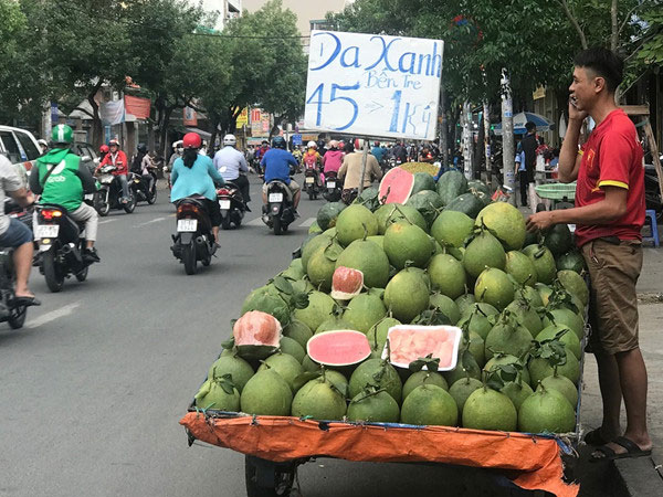 Bưởi da xanh, cam sành giá bèo đồng loạt 'xuống đường' ở Sài Gòn