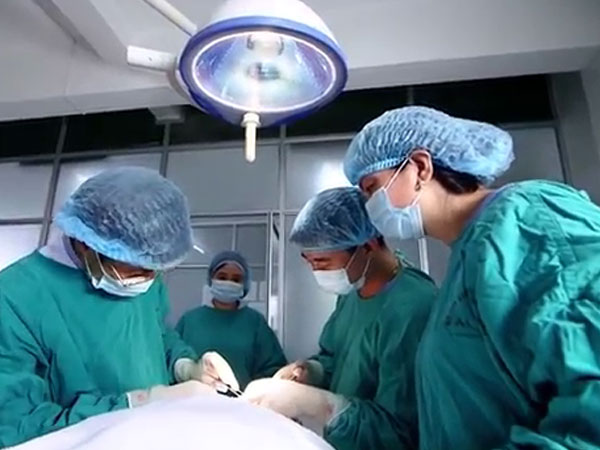 Chàng trai ngưng thở hai lần vì bị đâm thủng tim