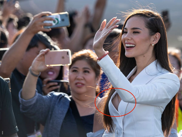 Diện suit trắng kín đáo là thế, Tân Hoa hậu Catriona Gray lại vô tình để lộ chi tiết khó hiểu này