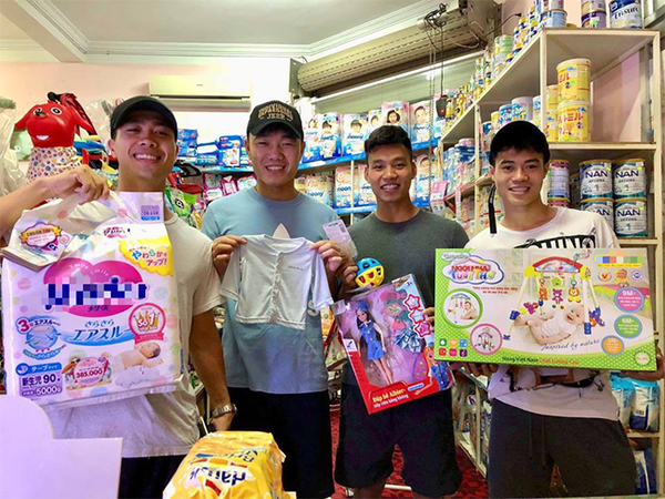 Em bé 'quyền lực' khiến Công Phượng, Xuân Trường tự tay mua bỉm cho, ngắm nhan sắc mẹ bé ai cũng ngây ngất