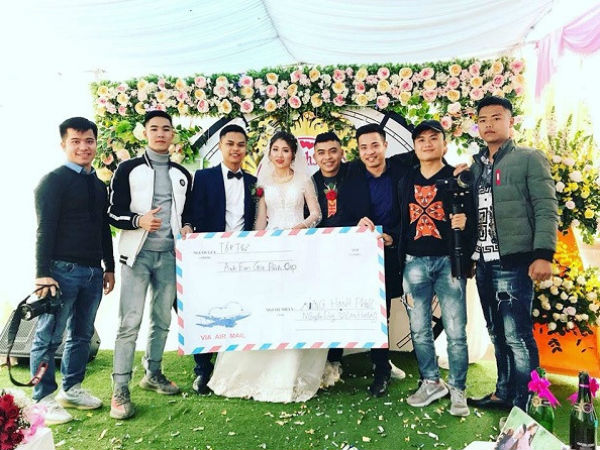 Hội bạn thân tặng chú rể Bắc Giang phong bì mừng cưới khổng lồ