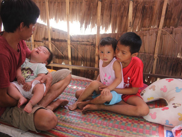 Lời khẩn cầu của người bố ôm con trai 9 tháng tuổi bệnh tật thì mẹ bỏ đi, để lại 3 con nheo nhóc